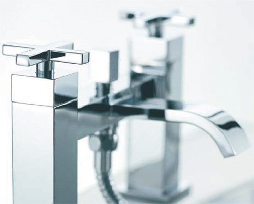 Bath Shower Mixer Tap With Shower Kit (Chrome). technical image