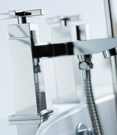 Bath Shower Mixer Tap With Shower Kit (Chrome). technical image