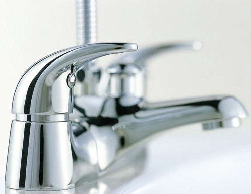 Bath Shower Mixer Tap With Shower Kit (Chrome). technical image