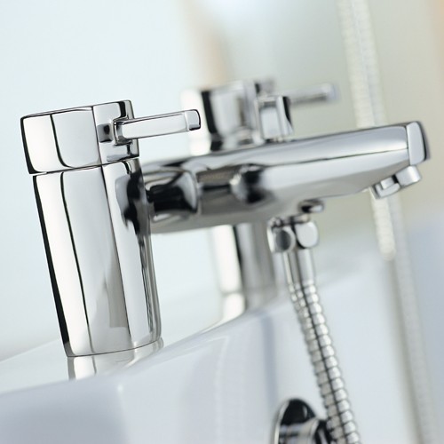 Bath Shower Mixer Tap With Shower Kit (Chrome). technical image